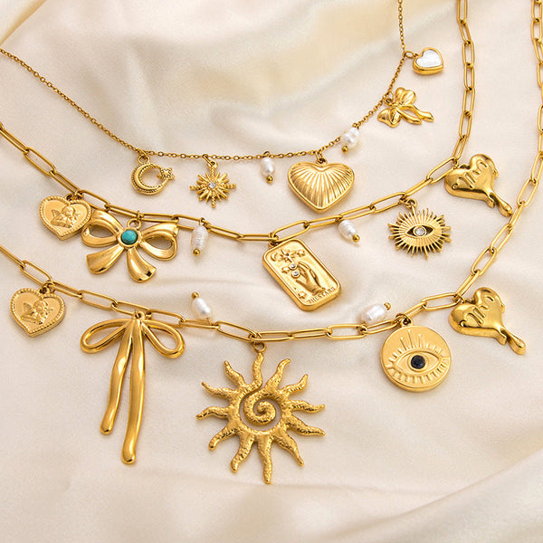 Emilia – Zarte goldene Kette mit kleinen Anhängern.