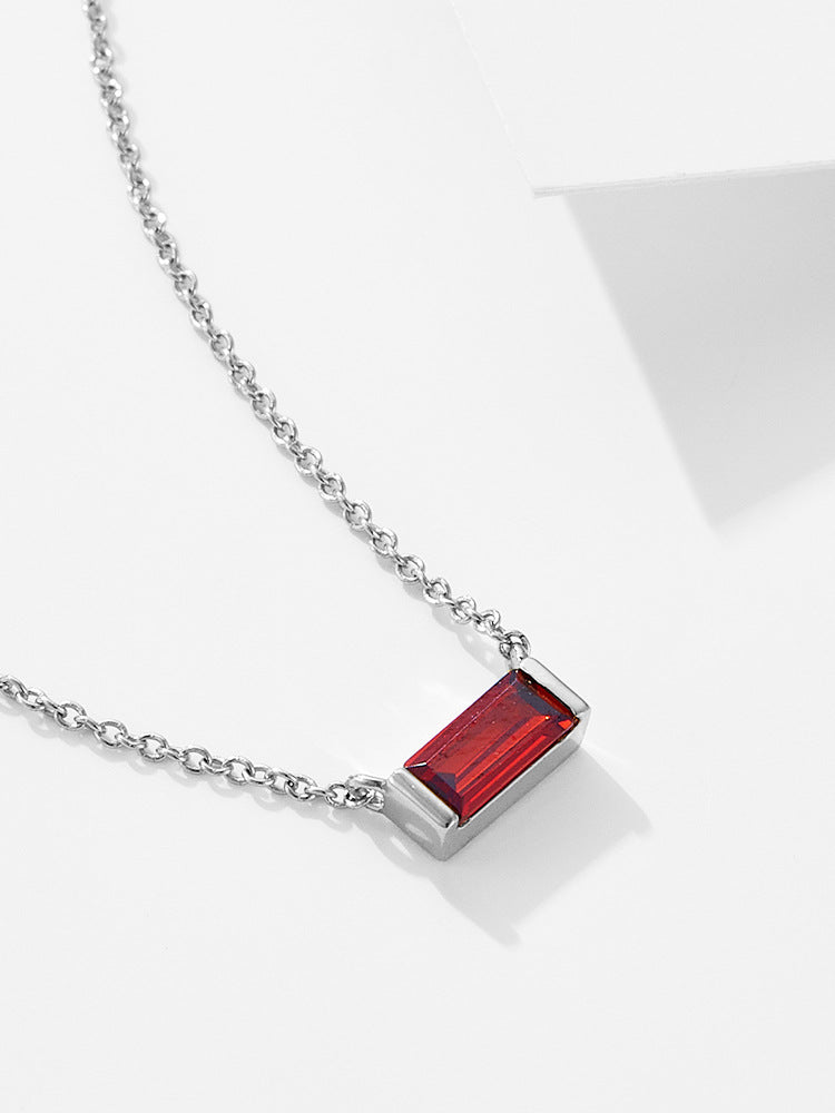 Livia – Silberne Kette mit kleinem Anhänger.