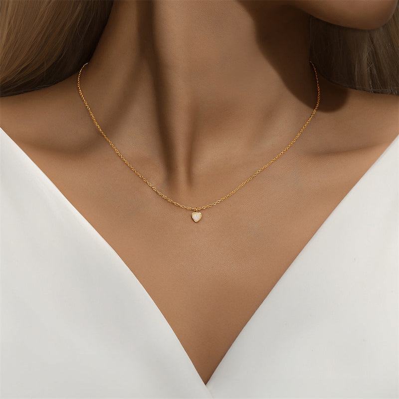 Helena – Zarte Silberkette mit kleinem Herzanhänger.