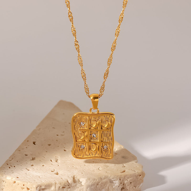 Elisabeth – Goldkette mit kleinen Symbolanhängern.