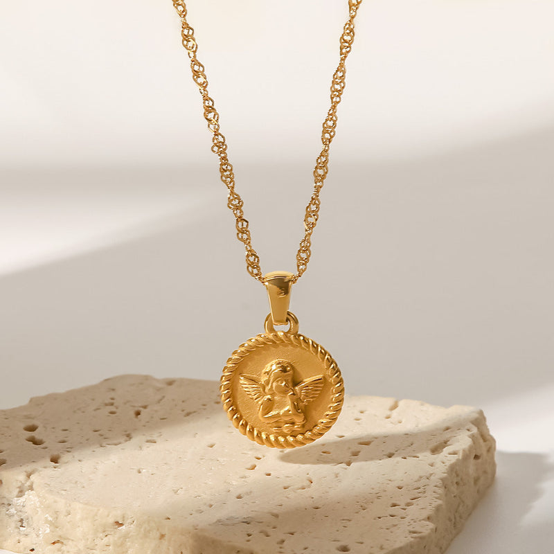 Elisabeth – Goldkette mit kleinen Symbolanhängern.