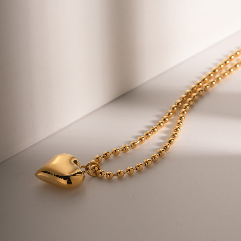 Amelie – Goldene Kette mit modernem Medaillon.