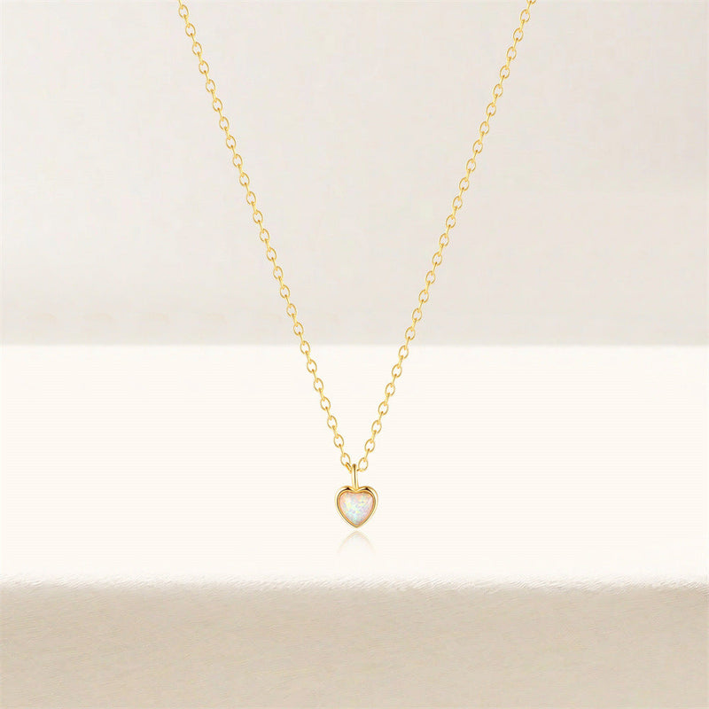 Helena – Zarte Silberkette mit kleinem Herzanhänger.