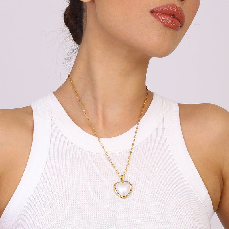 Viktoria – Runde Goldkette mit elegantem Anhänger.