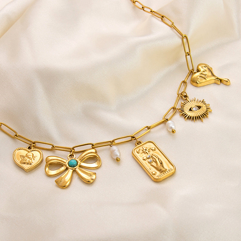 Emilia – Zarte goldene Kette mit kleinen Anhängern.