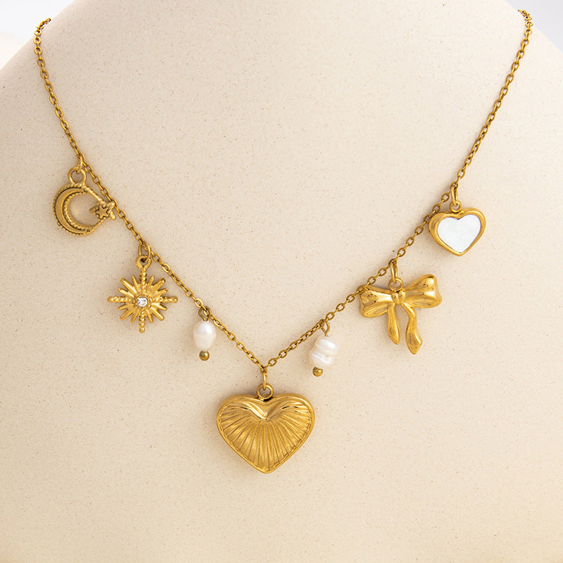 Emilia – Zarte goldene Kette mit kleinen Anhängern.