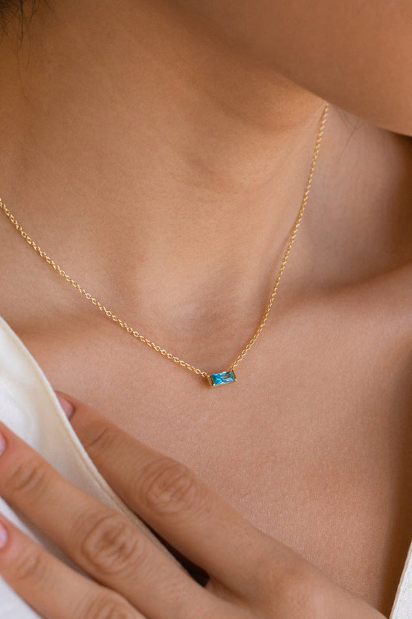 Livia – Silberne Kette mit kleinem Anhänger.