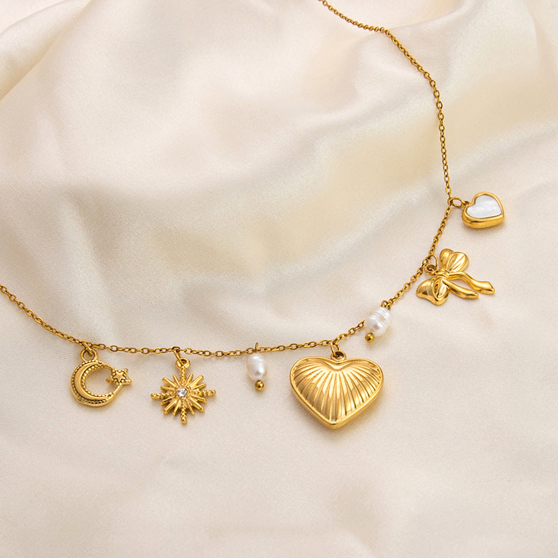 Emilia – Zarte goldene Kette mit kleinen Anhängern.