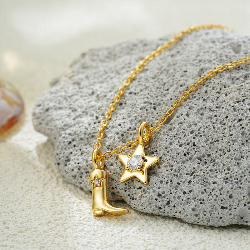 Johanna – Feine Kette mit charmanten Goldanhängern.