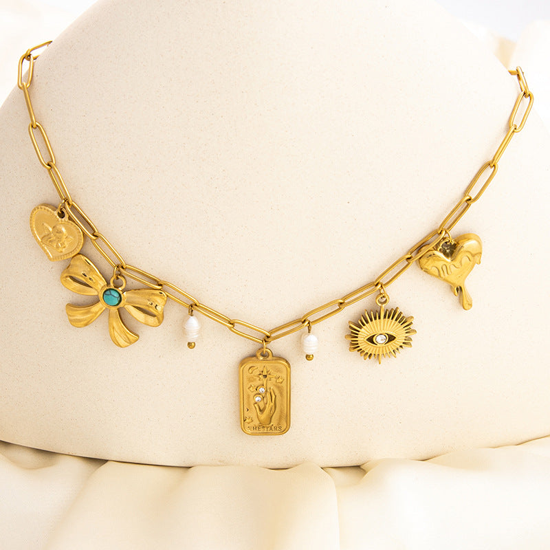 Emilia – Zarte goldene Kette mit kleinen Anhängern.