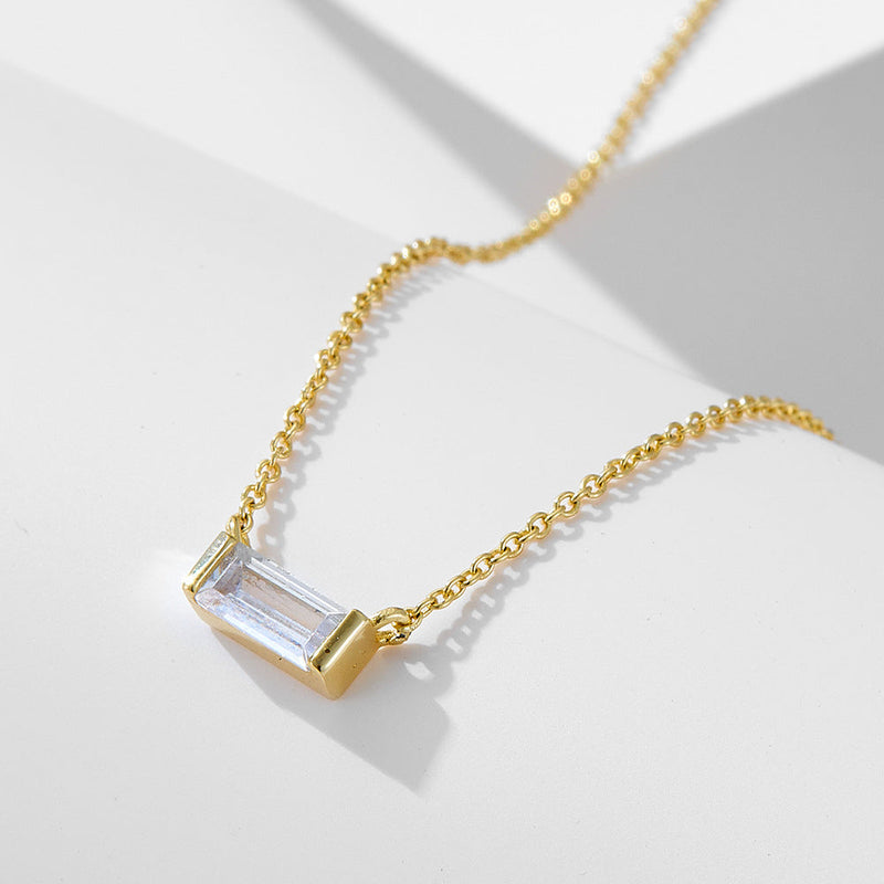 Livia – Silberne Kette mit kleinem Anhänger.