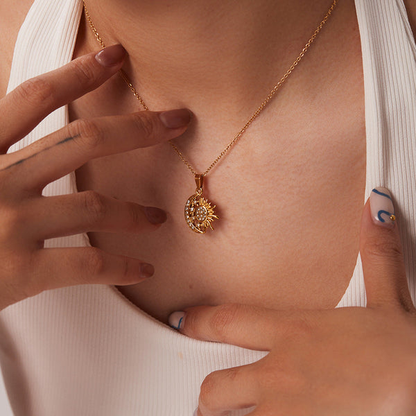 Elisabeth – Goldkette mit kleinen Symbolanhängern.