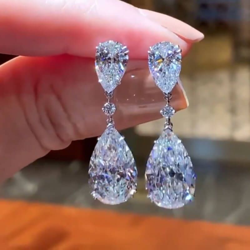 Melanie – Diamantring mit tropfenförmigem Stein.