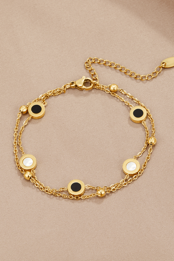 Carla – Ein zartes, goldfarbenes Armband mit kontrastreichen Rund-Elementen.