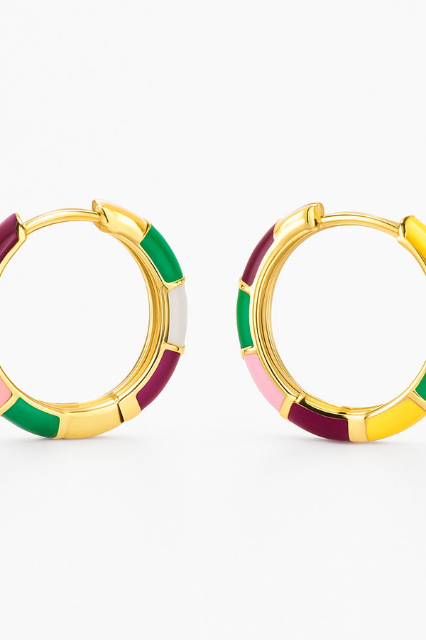 Helga-Marie – Goldene Ohrringe mit kurzer Hängeform.