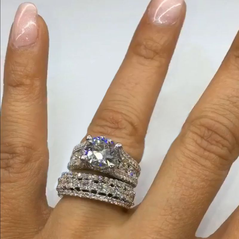 Charlotte – Breiter Diamantring mit funkelnder Oberfläche.