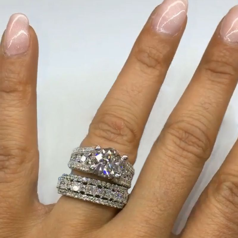 Charlotte – Breiter Diamantring mit funkelnder Oberfläche.