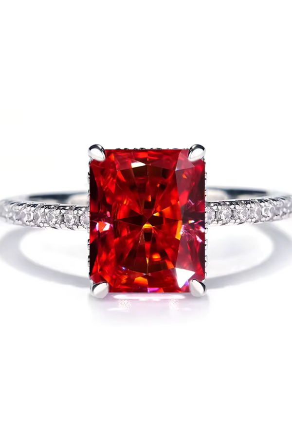 Leonora – Quadratischer Rubinring mit Silberfassung.