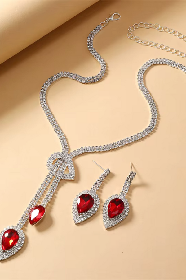 Kathrin – Rubin-Kette mit zarten Elementen.