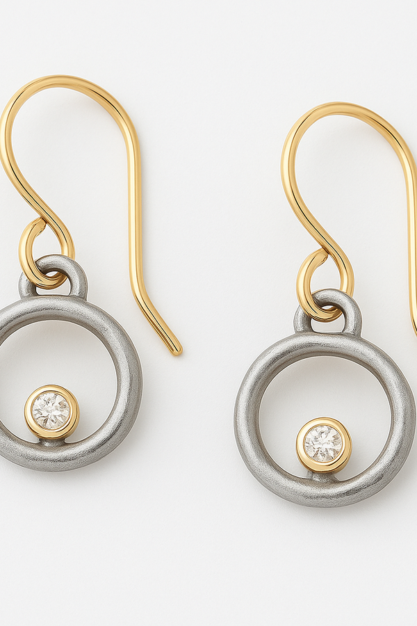 Amelie – Feine Ohrringe mit perlmuttfarbenem Schimmer.