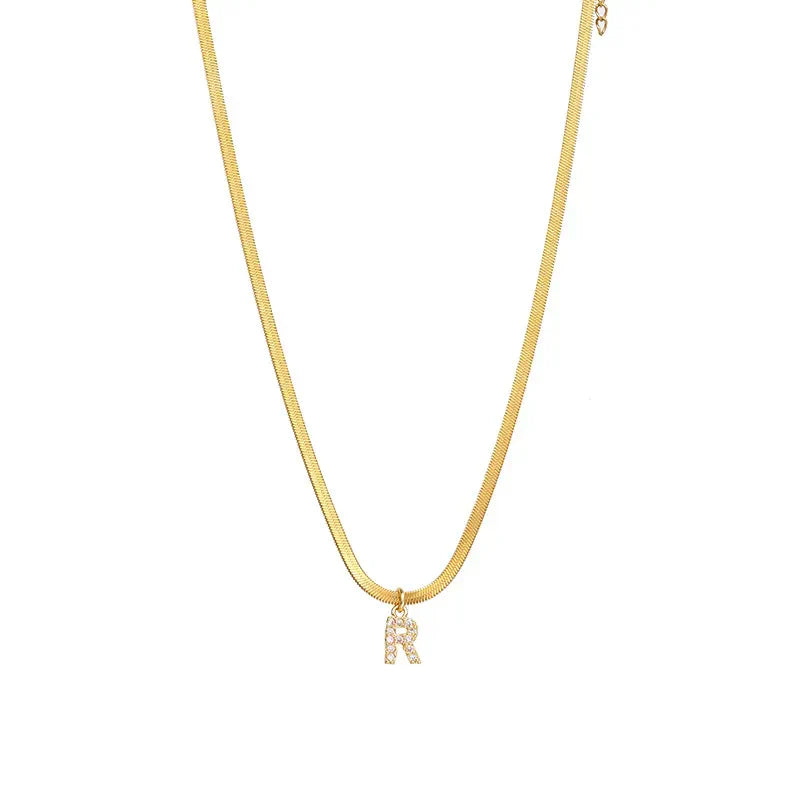 Eva – Goldene Kette mit Initial-Charm.