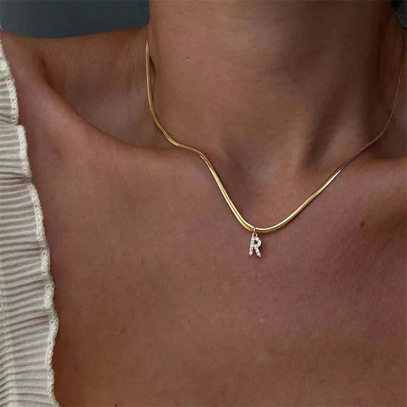Eva – Goldene Kette mit Initial-Charm.