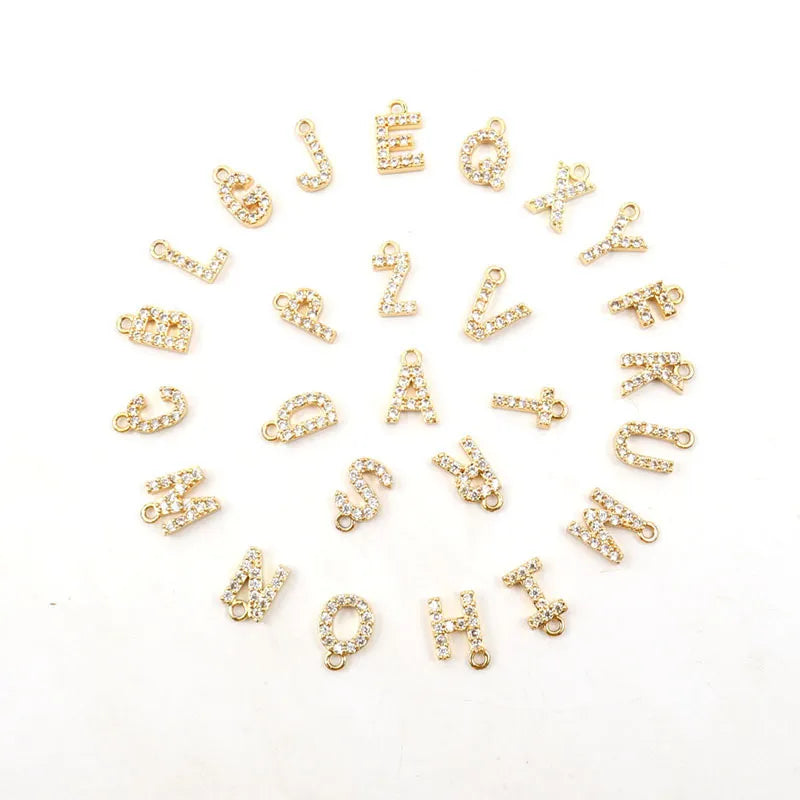 Eva – Goldene Kette mit Initial-Charm.