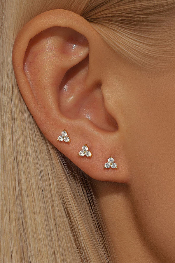 Clara – Goldene Ohrringe mit minimalistischer Form.