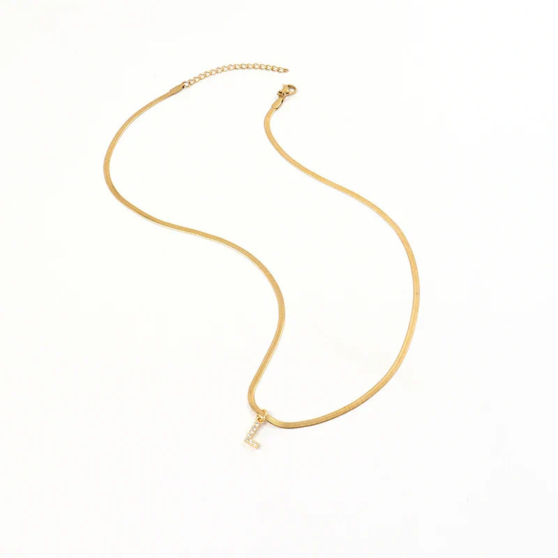 Eva – Goldene Kette mit Initial-Charm.