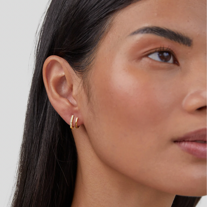 Sabine – Goldene Creolen mit geometrischem Twist.