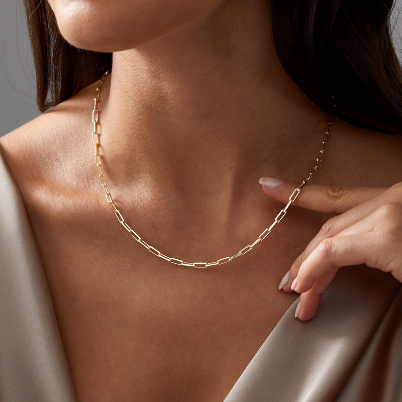 Miriam – Goldene Kette mit zartem Perl-Akzent.