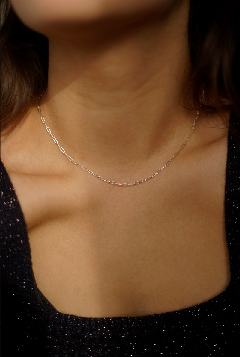 Miriam – Goldene Kette mit zartem Perl-Akzent.