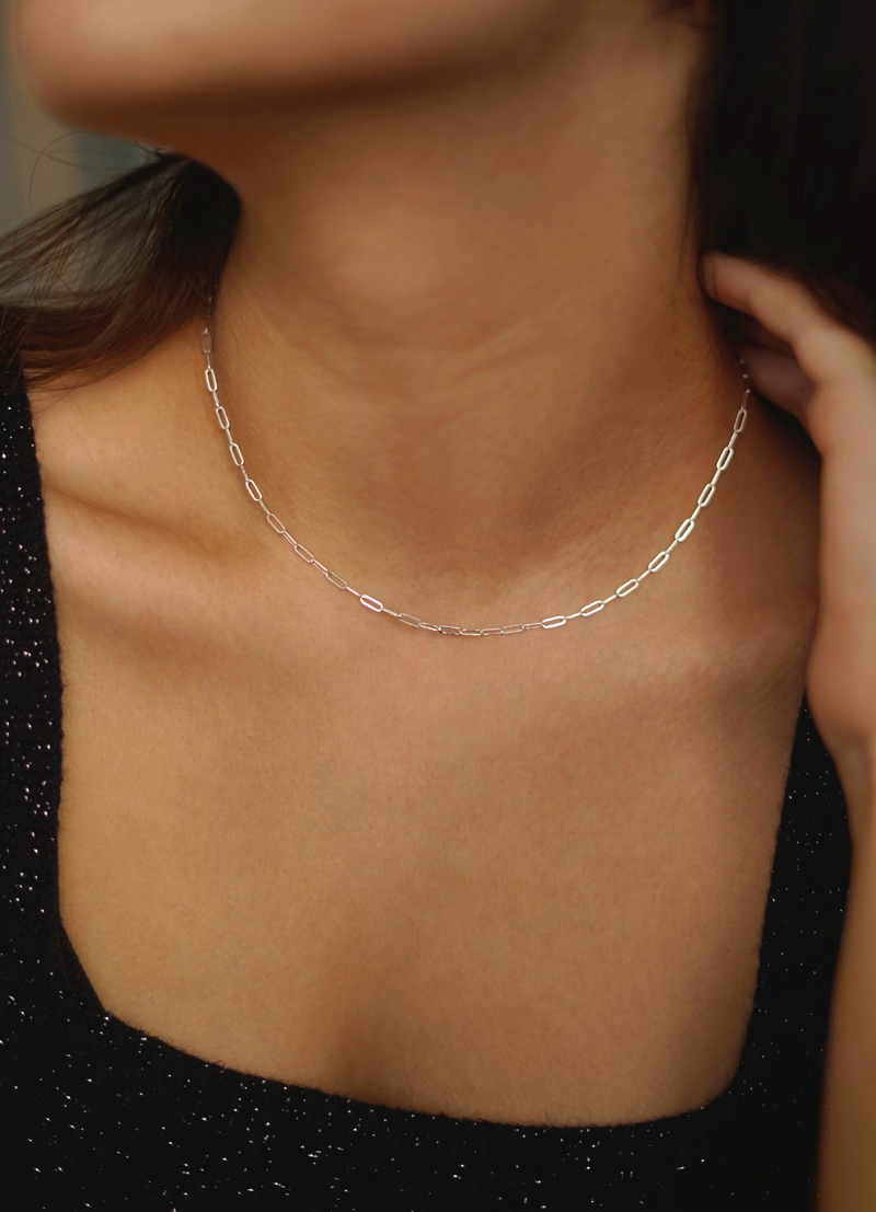 Miriam – Goldene Kette mit zartem Perl-Akzent.