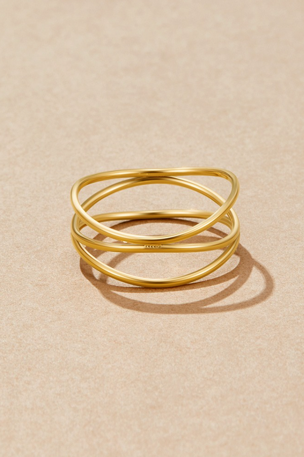 Valerie – Goldring mit ineinanderlaufenden Linien.