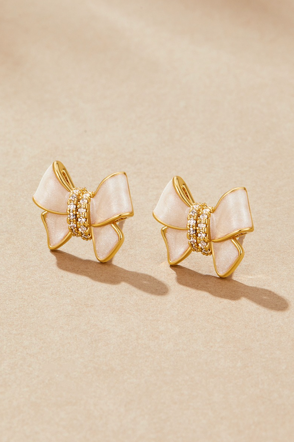 Clara – Goldene Ohrstecker mit Blütenmotiv.