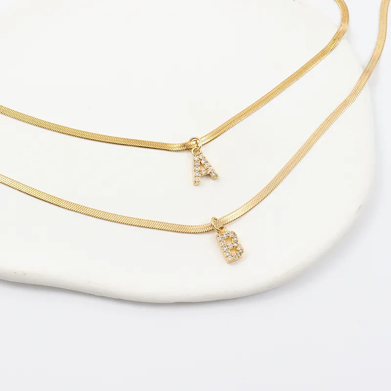 Eva – Goldene Kette mit Initial-Charm.