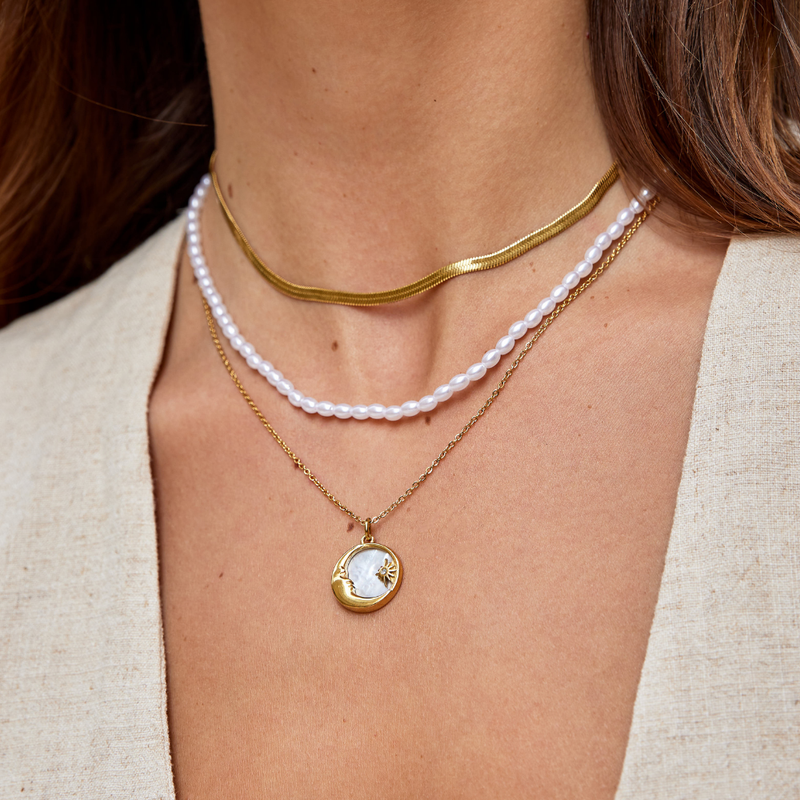 Luzia – Goldene Schlangenkette mit weich fließendem Glanz.