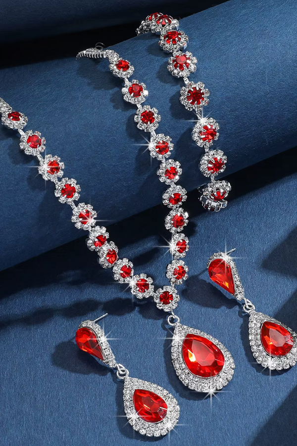 Helga-Marie – Rubin-Collier mit silbernem Schimmer.