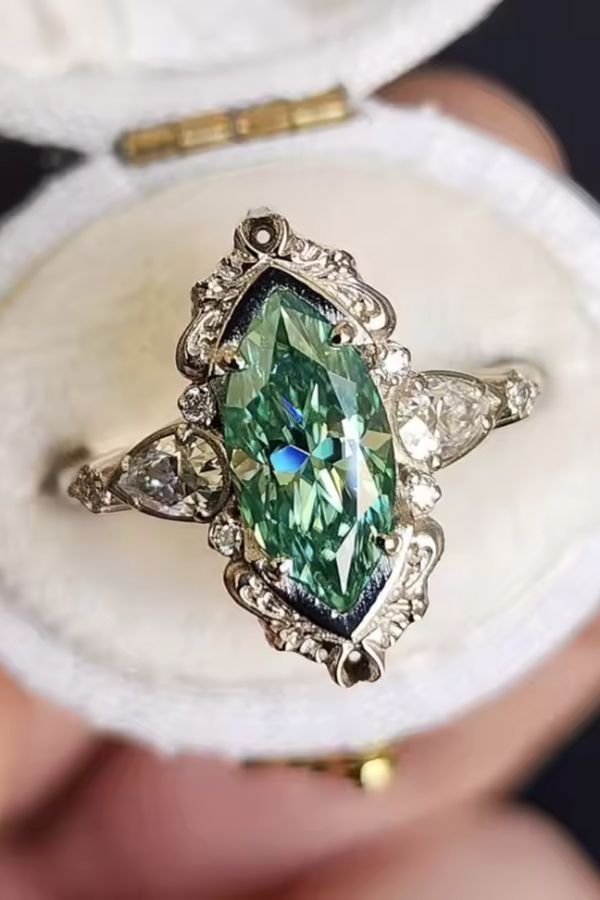 Helene – Smaragdring mit verzierten Fassungen.