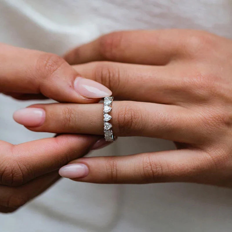 Fiona – Diamantring mit zartem Glitzerrand.