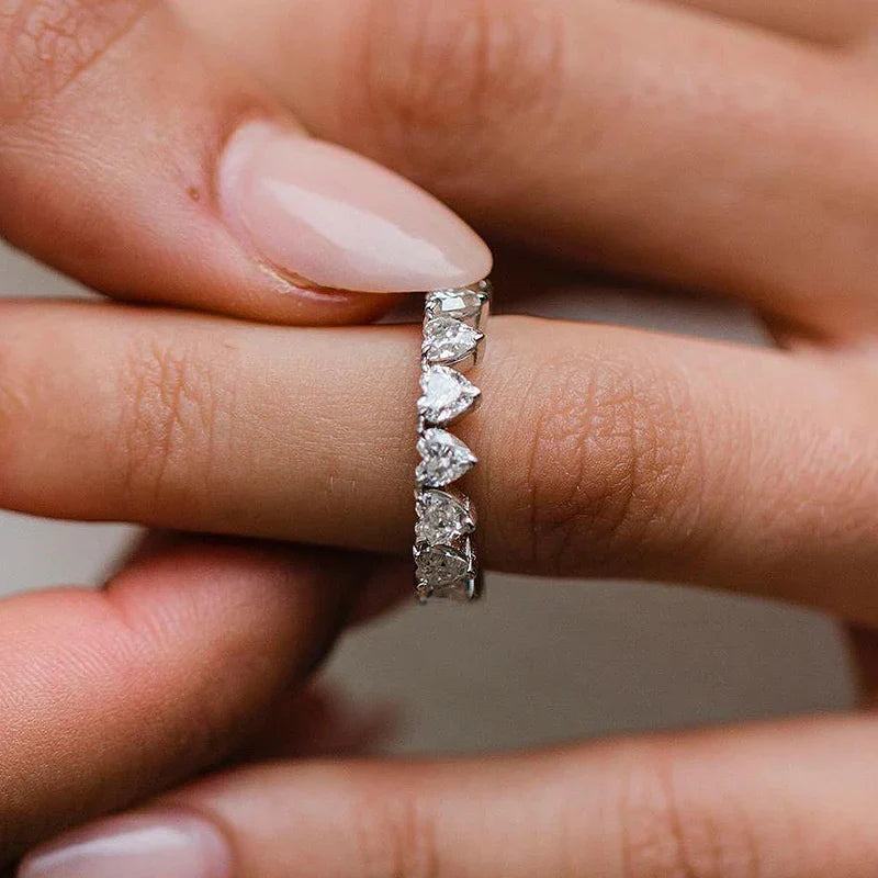 Fiona – Diamantring mit zartem Glitzerrand.