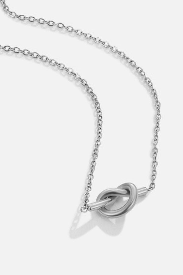 Monika – Silberne Kette mit Engelsanhänger.