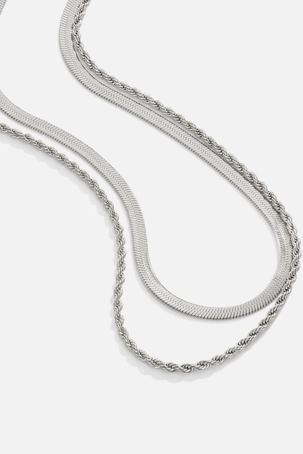 Amalia – Goldene Halskette mit geometrischem Medaillon.