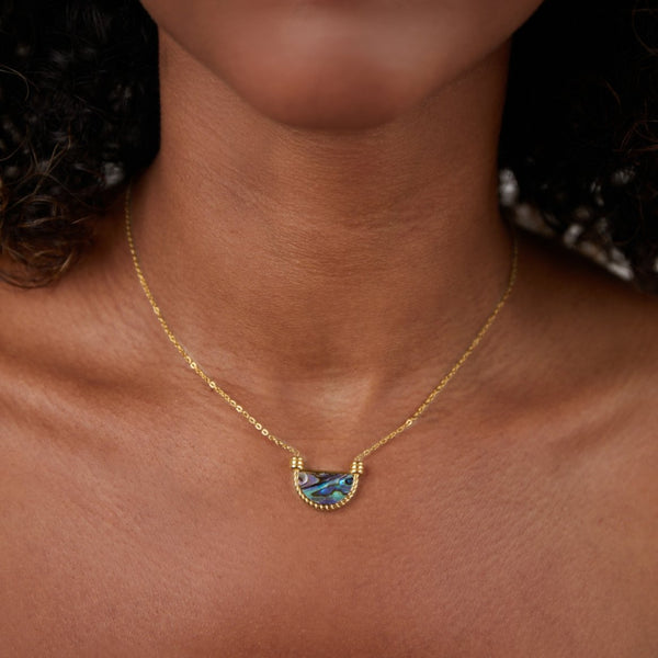 Elisabeth – Goldene Halskette mit Münz-Anhänger.