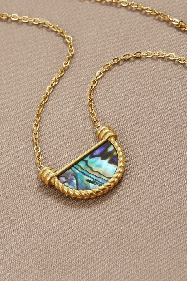 Elisabeth – Goldene Halskette mit Münz-Anhänger.