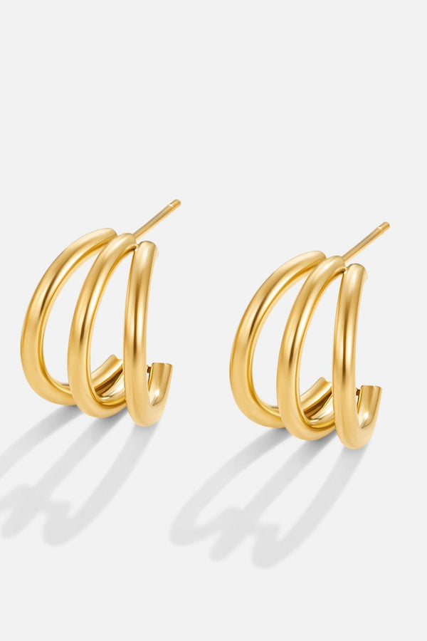 Helene – Goldene Mini-Creolen mit Struktur.