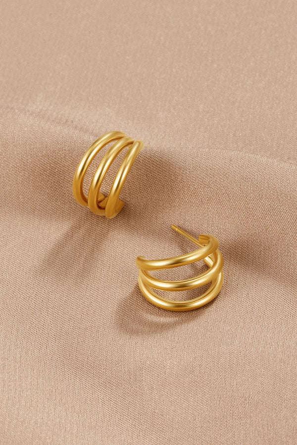 Helene – Goldene Mini-Creolen mit Struktur.