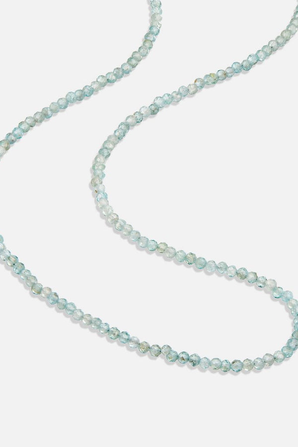 Marlene – Goldene Kette mit geometrischem Anhänger.