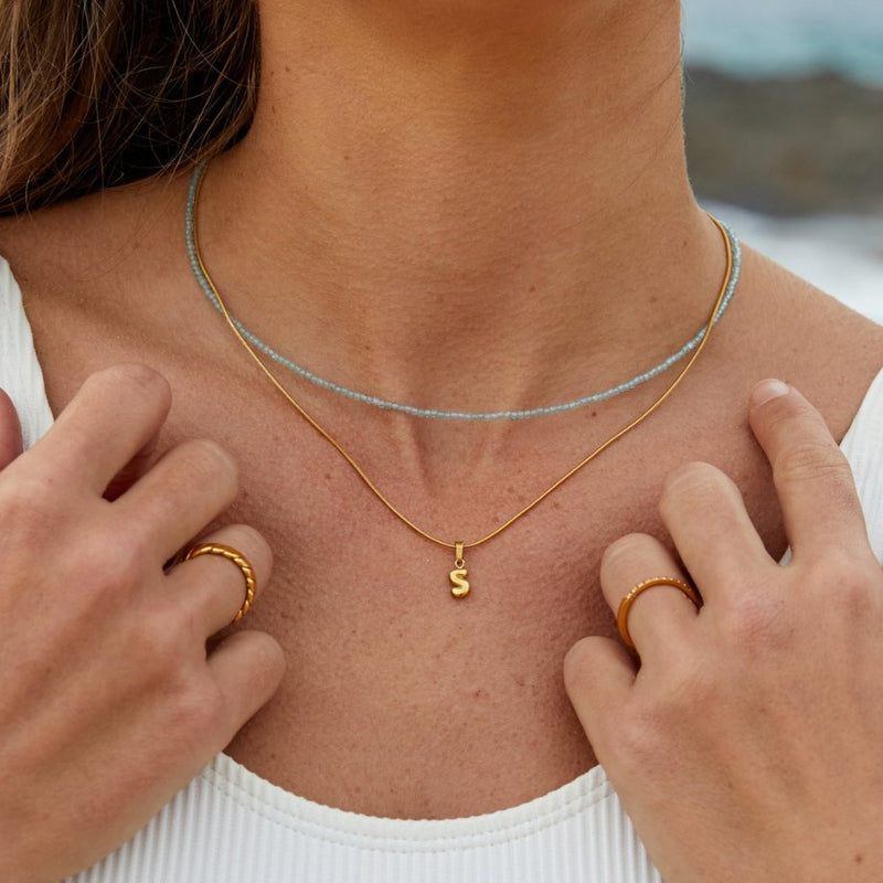 Marlene – Goldene Kette mit geometrischem Anhänger.