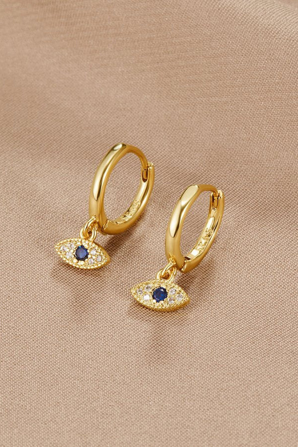 Luana – Goldene Ohrringe mit zarter Perle.